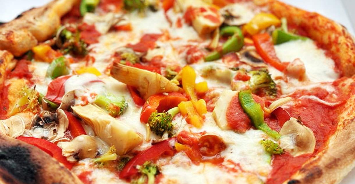 Pizza mit Pilzen und Gemüse